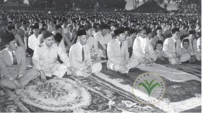 Presiden Soekarno salat id di Lapang Merdeka Sukabumi