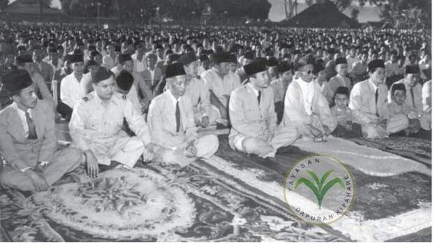 Presiden Soekarno salat id di Lapang Merdeka Sukabumi