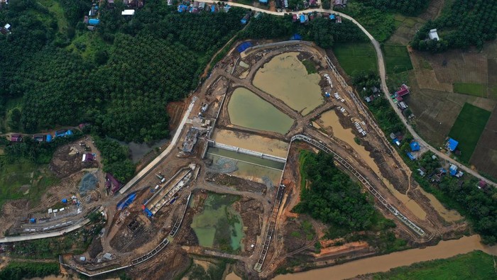 Progres Terkini Intake Sepaku untuk Suplai Air Baku IKN Pekerja mengukur titik koordinat pengerjaan proyek pembangunan Intake Sepaku di Kabupaten Penajam Paser Utara, Kalimantan Timur, Rabu (22/2/2023). Pembangunan intake yang memanfaatkan air Sungai Sepaku sebagai suplai air baku di Ibu Kota Negara (IKN) Nusantara dengan kapasitas 3.000 liter/detik tersebut progres pengerjaannya telah mencapai 88,5 persen dan ditargetkan rampung pada April 2023. ANTARA FOTO/Indrianto Eko Suwarso/aww.