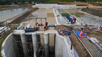 Pekerja menyelesaikan proyek pembangunan Intake Sepaku di Kabupaten Penajam Paser Utara, Kalimantan Timur, Rabu (22/2/2023).