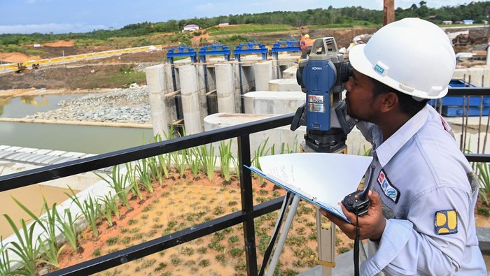 Pekerja mengukur titik koordinat pengerjaan proyek pembangunan Intake Sepaku di Kabupaten Penajam Paser Utara, Kalimantan Timur, Rabu (22/2/2023). Pembangunan intake yang memanfaatkan air Sungai Sepaku sebagai suplai air baku di Ibu Kota Negara (IKN) Nusantara dengan kapasitas 3.000 liter/detik tersebut progres pengerjaannya telah mencapai 88,5 persen dan ditargetkan rampung pada April 2023. ANTARA FOTO/Indrianto Eko Suwarso/aww.
