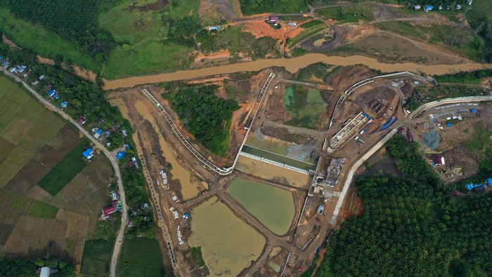 Progres Terkini Intake Sepaku untuk Suplai Air Baku IKN Pekerja mengukur titik koordinat pengerjaan proyek pembangunan Intake Sepaku di Kabupaten Penajam Paser Utara, Kalimantan Timur, Rabu (22/2/2023). Pembangunan intake yang memanfaatkan air Sungai Sepaku sebagai suplai air baku di Ibu Kota Negara (IKN) Nusantara dengan kapasitas 3.000 liter/detik tersebut progres pengerjaannya telah mencapai 88,5 persen dan ditargetkan rampung pada April 2023. ANTARA FOTO/Indrianto Eko Suwarso/aww.