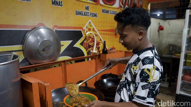 Proses memasak Mie Aceh daging rusa (Felicia Gisela Sihite)
