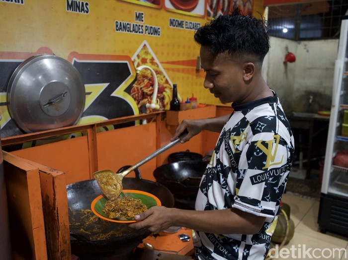 Proses memasak Mie Aceh daging rusa Proses memasak Mie Aceh daging rusa (Felicia Gisela Sihite)