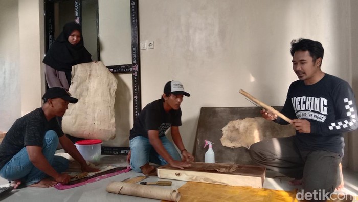 Proses pembuatan kertas daluang oleh warga Indramayu