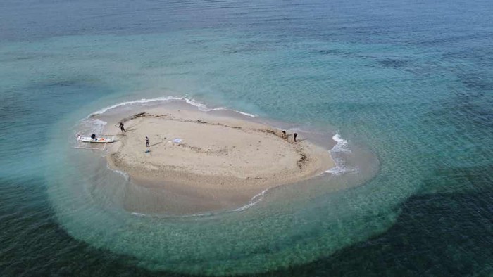 Pulau baru berukuran kecil yang muncul di Polman, Sulawesi Barat.