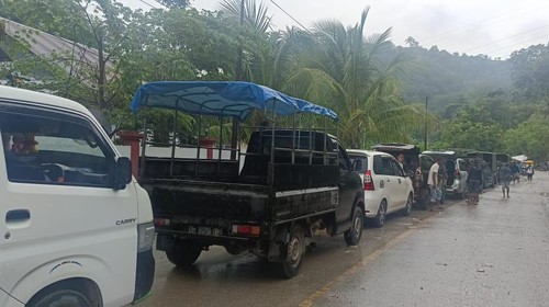 Ratusan kendaraan roda empat dan roda enam antrean panjang sekitar tiga kilometer di lokasi longsor Takari, Kabupaten Kupang, NTT, Kamis (23/2/2023) Foto: Yufen Ernesto/detikBali.