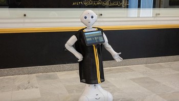 Uniknya, robot berwarna putih ini dipakaikan jubah khas Arab Saudi warna hitam disertai emblem keemasan. Foto: gph.gov.sa