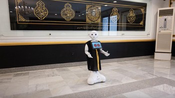 Robot ini bertugas mengenalkan berbagai layanan yang disediakan di Kompleks Raja Abdulaziz kepada pengunjung. Foto: gph.gov.sa