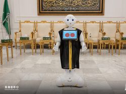 Berkenalan dengan Robot Pemandu Pabrik Kiswah Kabah