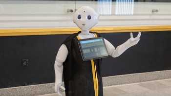 Spesifikasi robot ini antara lain berbobot 29 kg, baterai dengan masa pakai 8 jam (waktu pengisian baterai 8 jam), dan kecepatan berjalan 3 km/jam. Perangkat ini dapat dioperasikan tanpa henti selama terhubung ke listrik. Foto: gph.gov.sa