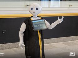 Berkenalan dengan Robot Pemandu Pabrik Kiswah Kabah