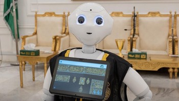 Robot tersebut bertujuan mempromosikan penggunaan teknologi yang mendukung Visi Saudi 2030. Foto: gph.gov.sa