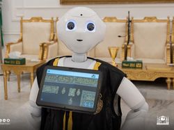 Berkenalan dengan Robot Pemandu Pabrik Kiswah Kabah