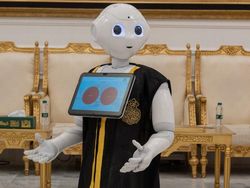 Berkenalan dengan Robot Pemandu Pabrik Kiswah Kabah