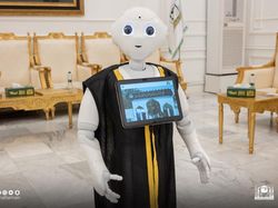 Berkenalan dengan Robot Pemandu Pabrik Kiswah Kabah