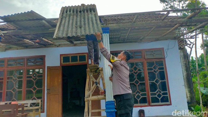 Rumah rusak akibat pendaratan darurat helikopter yang membawa Kapolda Jatim Irjen Toni Harmanto