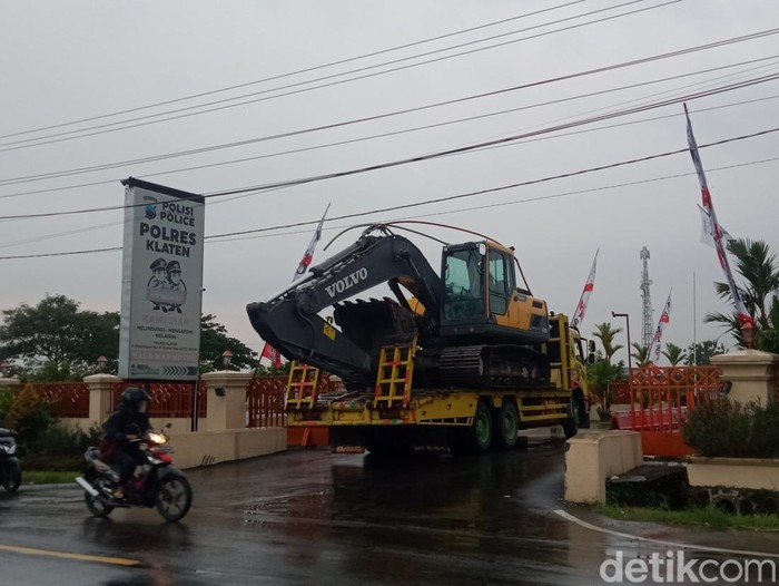 Satu unit alat berat dibawa tim Bareskrim Mabes Polri ke Mapolres Klaten usai menggerebek lokasi penambangan ilegal di wilayah Kemalang, Klaten, Kamis (23/2/2023).