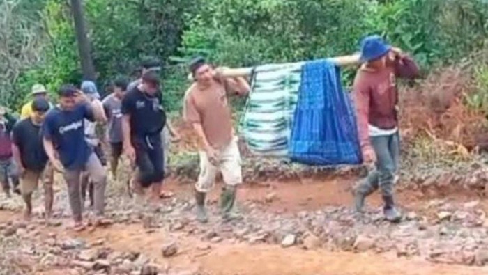 Sebuah foto menunjukkan kondisi memprihatinkan terjadi di Kecamatan Cigemblong, Lebak, Banten. Warga yang sakit harus ditandu sejauh 5 Km karena jalan rusak. (dok Istimewa)