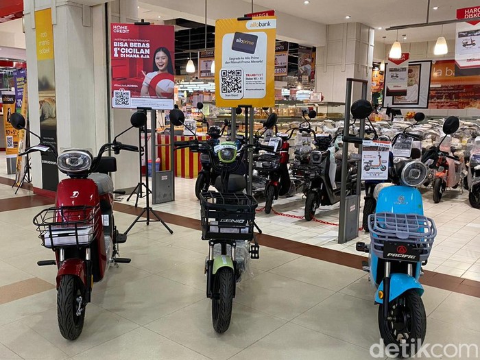 Sepeda listrik di Transmart Plaza Medan Fair (Maryam Mazaya)