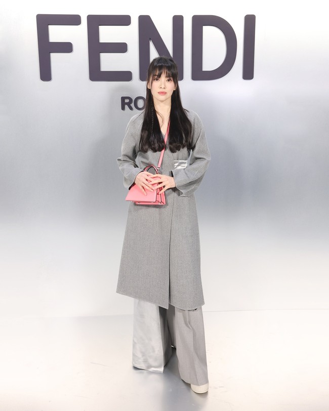 Dia memakai koleksi terbaru Fendi yang didominasi warna abu-abu. Grey-double side cashmere overcoat seharga $5,841 (Rp 88 jutaan) yang dipadukan dengan grey satin and woll pants. Foto: dok. Instagram @songhyekyozone