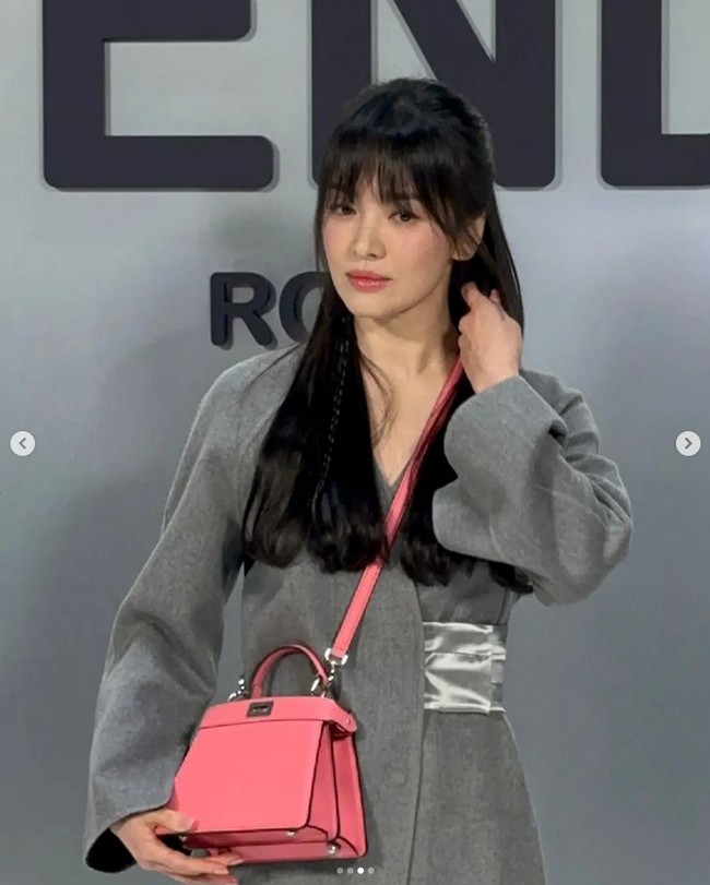 Sling bag berwarna pink yang dikenakan Song Hye Kyo membuat penampilannya tetap terlihat fresh. Dia memakai koleksi tas Fendi Peekaboo IseeU Petite seharga $3,611 (Rp 54 jutaan). Foto: dok. Instagram @songhyekyozone
