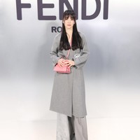 Dia memakai koleksi terbaru Fendi yang didominasi warna abu-abu. Grey-double side cashmere overcoat seharga $5,841 (Rp 88 jutaan) yang dipadukan dengan grey satin and woll pants. Foto: dok. Instagram @songhyekyozone