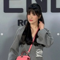Sling bag berwarna pink yang dikenakan Song Hye Kyo membuat penampilannya tetap terlihat fresh. Dia memakai koleksi tas Fendi Peekaboo IseeU Petite seharga $3,611 (Rp 54 jutaan). Foto: dok. Instagram @songhyekyozone