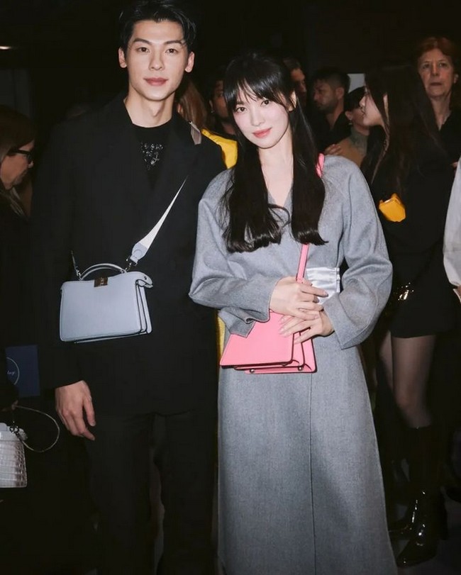 Nama Song Hye Kyo pun menjadi trending topic di media sosial China Weibo karena berfoto bersama Greg Hsu. Aktor tampan yang membintangi drama Taiwan Someday or One Day.  Foto: dok. Instagram @songhyekyozone