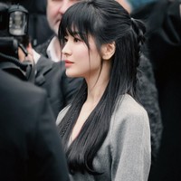 Penampilan Song Hye Kyo sontak menjadi perbincangan di media sosial. Dia terlihat seperti boneka, Semakin tua Song Hye Kyo, semakin cantik pula wajahnya, komentar netizen Korea. Foto: dok. Instagram @songhyekyozone