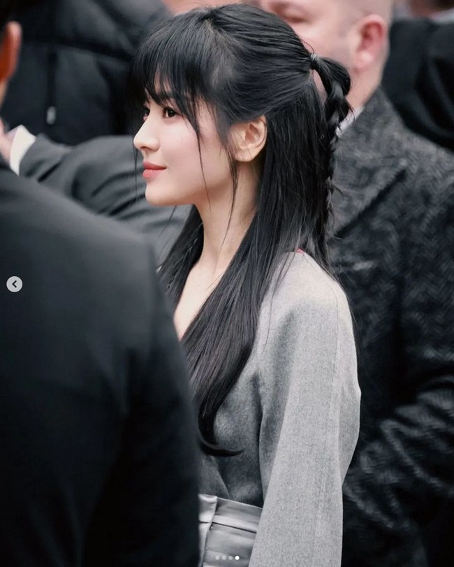 Dalam kesempatan itu, Song Hye Kyo tampil cantik bak boneka. Rambutnya ditata dengan gaya half ponytail dan half braided style. Foto: dok. Instagram @songhyekyozone
