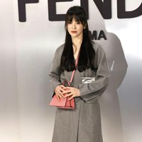 Mantan istri Song Joong Ki itu menjadi tamu spesial di acara peragaan busana Fendi yang memamerkan koleksi Fall/Winter 2023. Foto: dok. Instagram @songhyekyozone