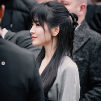 Dalam kesempatan itu, Song Hye Kyo tampil cantik bak boneka. Rambutnya ditata dengan gaya half ponytail dan half braided style. Foto: dok. Instagram @songhyekyozone