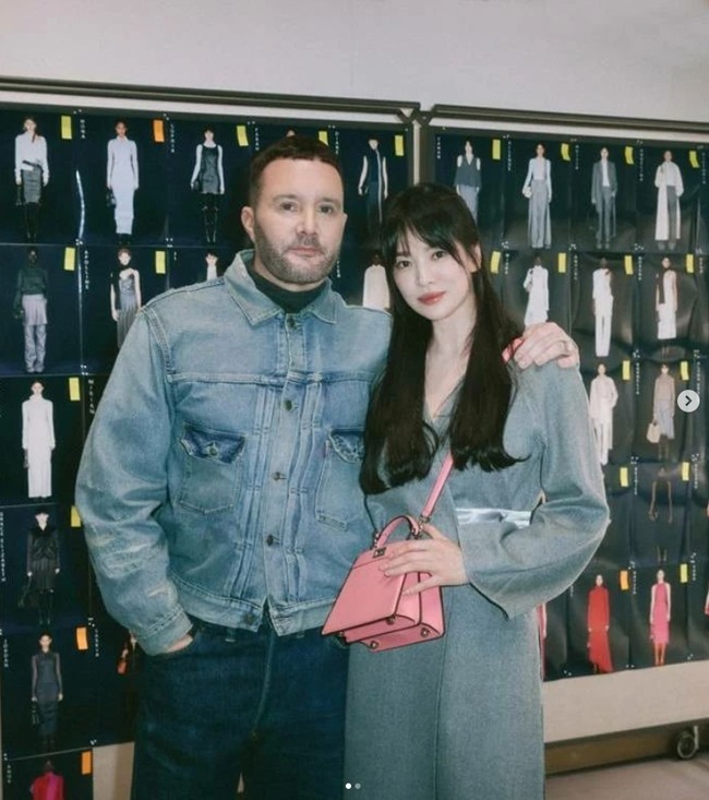 Song Hye Kyo juga berfoto dengan Kim Jones, selaku Artistic Director Fendi. Foto: dok. Instagram @songhyekyozone