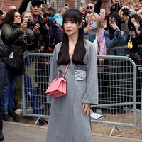 Song Hye Kyo baru-baru ini terbang ke Milan, Italia. Sang aktris menghadiri Milan Fashion Week 2023 pada Rabu (22/2/2023) waktu setempat. Foto: dok. Instagram @songhyekyozone