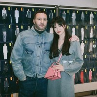 Song Hye Kyo juga berfoto dengan Kim Jones, selaku Artistic Director Fendi. Foto: dok. Instagram @songhyekyozone