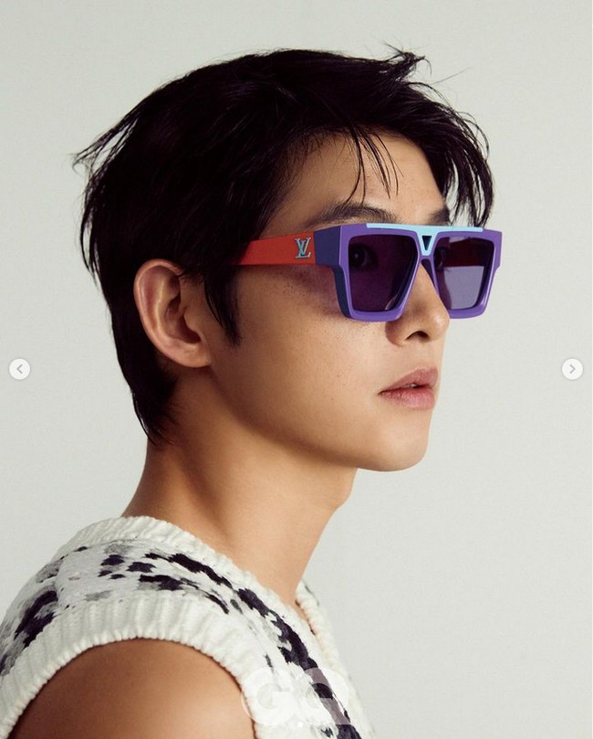 Song Joong Ki juga membicarakan sosok Katy Louise Saunders yang dinikahinya. Seseorang yang penuh dengan kebaikan dan cerita-cerita baik. Sederhananya, seseorang yang bisa kupercayai. Foto: dok. Instagram @gq_korea