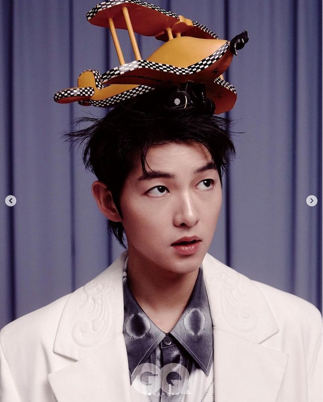 Dengan sejumlah rumor yang beredar tentang istrinya, Song Joong Ki mengaku sempat marah dan frustasi. Namun Katy Louise Saunders mampu menenangkan Song Joong Ki. Foto: dok. Instagram @gq_korea