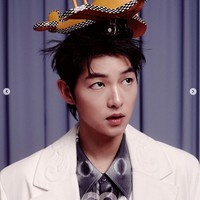 Dengan sejumlah rumor yang beredar tentang istrinya, Song Joong Ki mengaku sempat marah dan frustasi. Namun Katy Louise Saunders mampu menenangkan Song Joong Ki. Foto: dok. Instagram @gq_korea