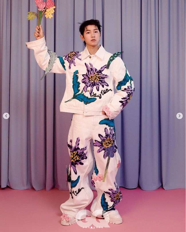 Kepada GQ Korea, Song Joong Ki mengungkap perasaannya menjadi calon ayah. Sang aktor merasa bahagia karena akan menyambut kelahiran anak pertama. Foto: dok. Instagram @gq_korea