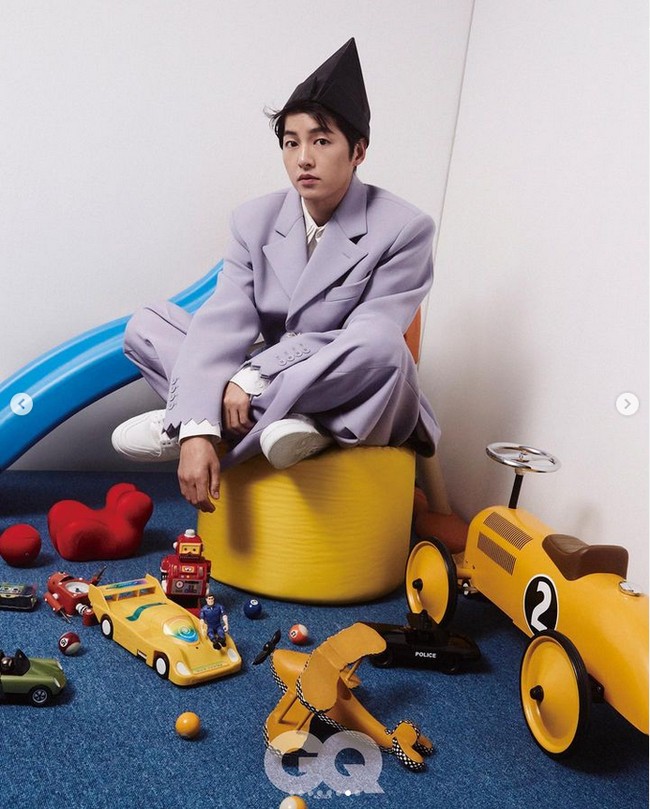 Sang aktor menjalani pemotretan tersebut usai mengumumkan kabar pernikahan dan kehamilan istrinya Katy Louise Saunders. Foto: dok. Instagram @gq_korea