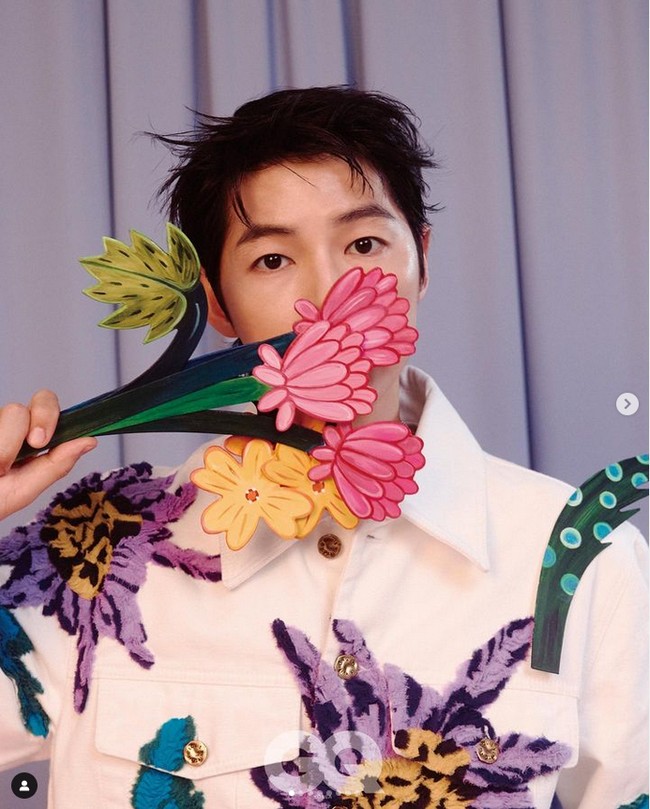 Song Joong Ki menghiasi sampul majalah GQ Korea edisi Maret 2023. Foto: dok. Instagram @gq_korea