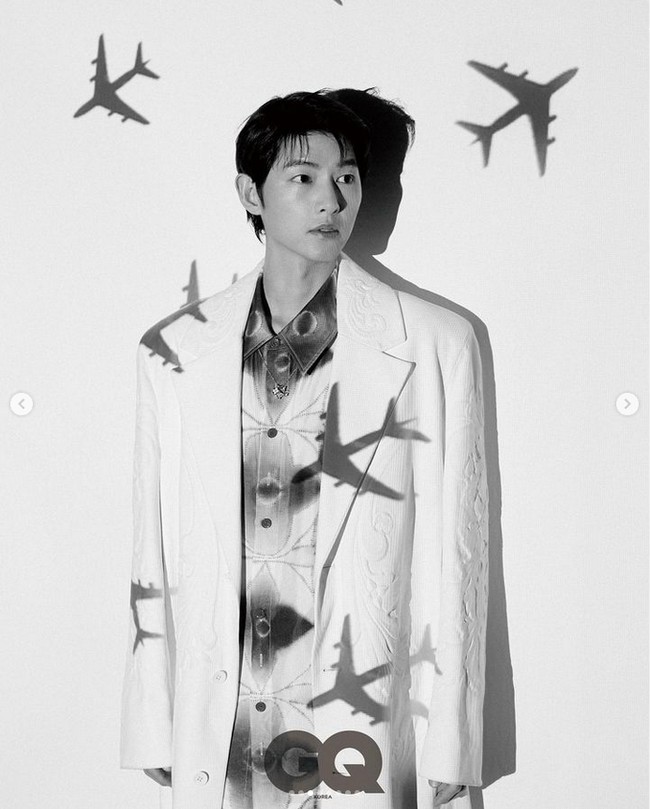 Selama pemotretan Song Joong Ki memakai busana koleksi Louis Vuitton Spring 2023 Menswear. Foto: dok. Instagram @gq_korea