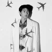 Selama pemotretan Song Joong Ki memakai busana koleksi Louis Vuitton Spring 2023 Menswear. Foto: dok. Instagram @gq_korea