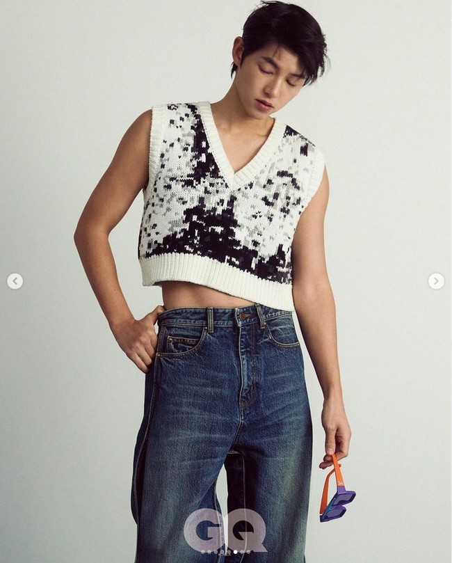 Salah satu penampilan yang mencolok adalah gayanya memakai crop top Louis Vuitton. Vest tersebut menampilkan otot perutnya. Foto: dok. Instagram @gq_korea