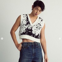 Salah satu penampilan yang mencolok adalah gayanya memakai crop top Louis Vuitton. Vest tersebut menampilkan otot perutnya. Foto: dok. Instagram @gq_korea