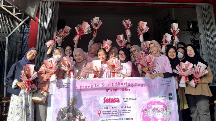Srikandi Ganjar Gelar Pelatihan Membuat Buket Bunga di Pontianak