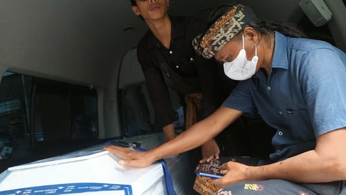 Suasana haru terasa saat jenazah korban gempa Turki asal Bali, Ni Wayan Supini, tiba di Bandara I Gusti Ngurah Rai, Kamis (23/2/2023).