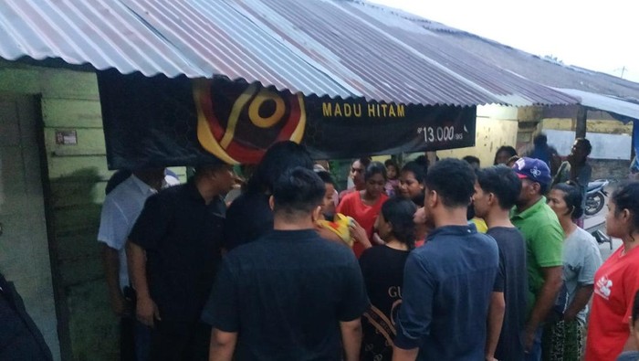 Suasana penggerebekan rumah ibu muda di Medan yang jual sabu. (Foto: Istimewa)