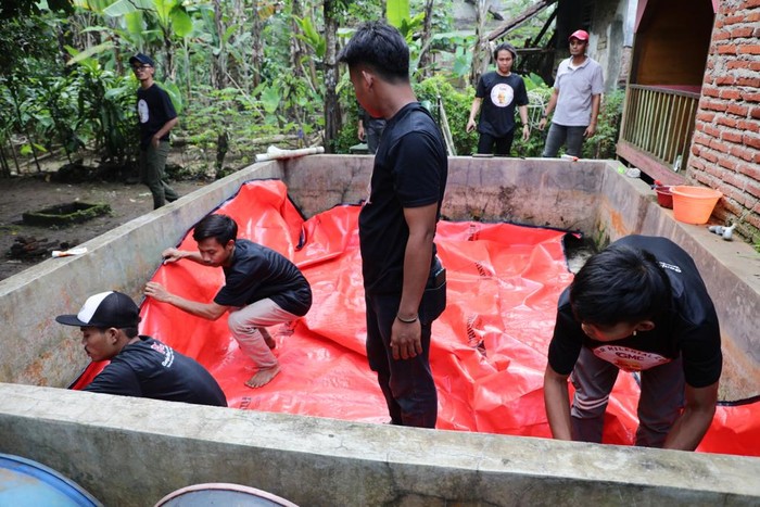 Sukarelawan Ganjar Milenial Center (GMC) Banten menggelar kegiatan budidaya ikan nila menggunakan sistem bioflok di Desa Citumenggung, Kecamatan Bojong, Kabupaten Pandeglang.